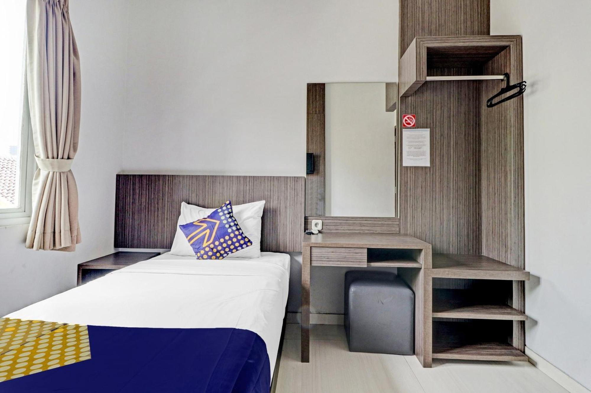 Hotel O Cihampelas Near Ciwalk Formerly D'River Guest House Bandung Exterior foto
