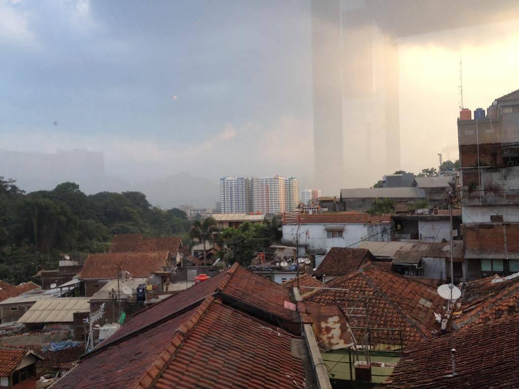 Hotel O Cihampelas Near Ciwalk Formerly D'River Guest House Bandung Exterior foto
