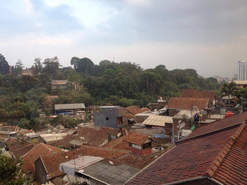 Hotel O Cihampelas Near Ciwalk Formerly D'River Guest House Bandung Exterior foto